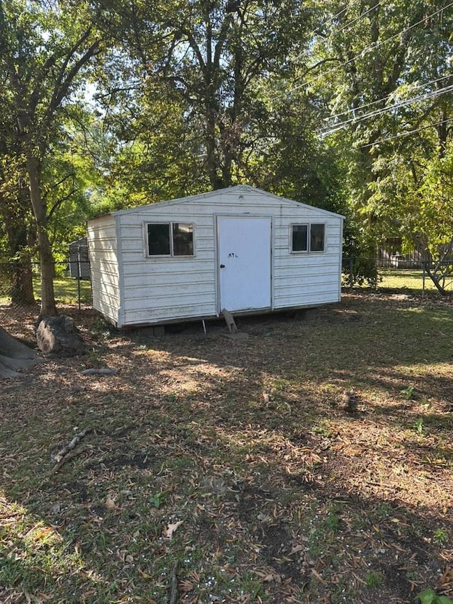 602 Cherokee Rd, Greenwood, MS 38930 - photo 2
