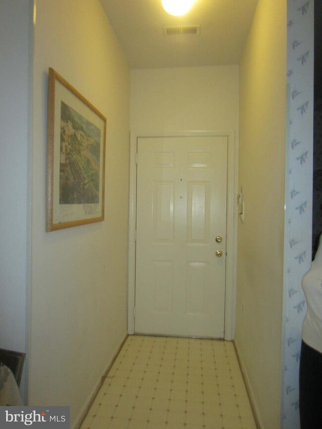 9214 Groffs Mill Dr unit 9214, Owings Mills, MD 21117 - photo 5