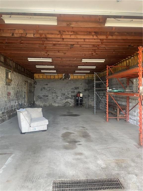 21'3x50'5 area w/12x10 overhead door