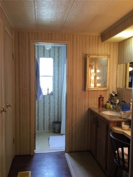 Master Bathroom w/ Walk-in Closet