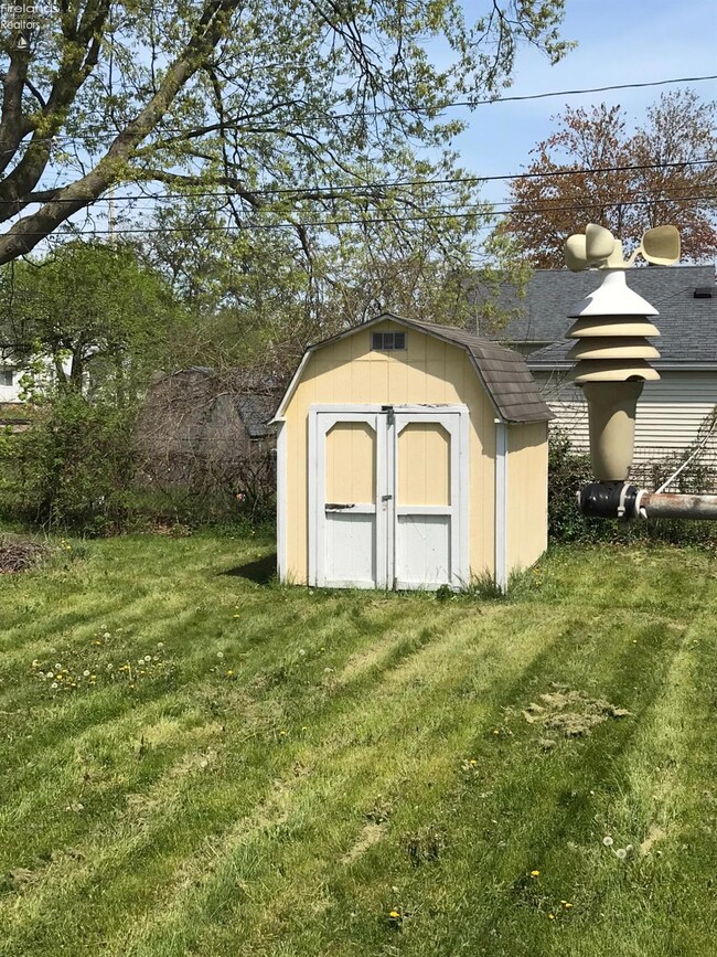 2305 E 33rd St, Lorain, OH 44055 - photo 2