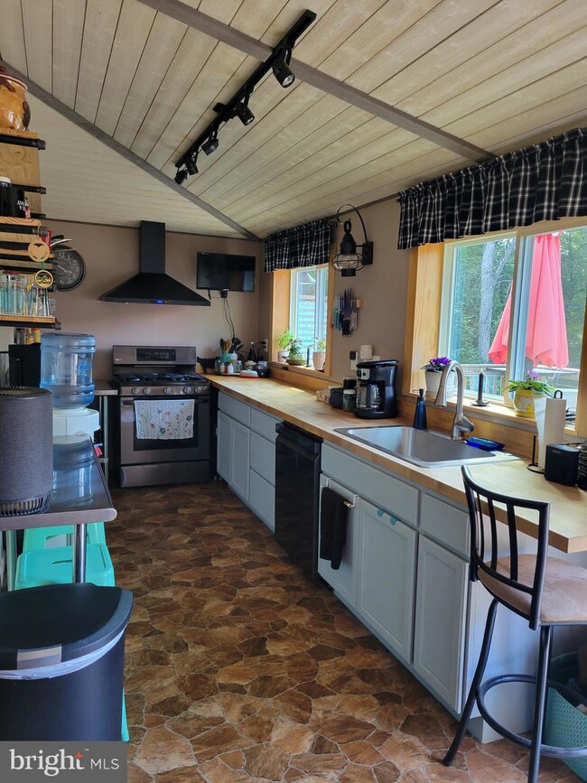 1021 Butter Ln, Reading, PA 19606 - photo 4