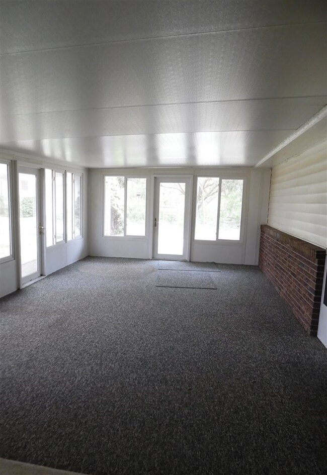 612 S Hickory Ln, Petersburg, IN 47567 - photo 4