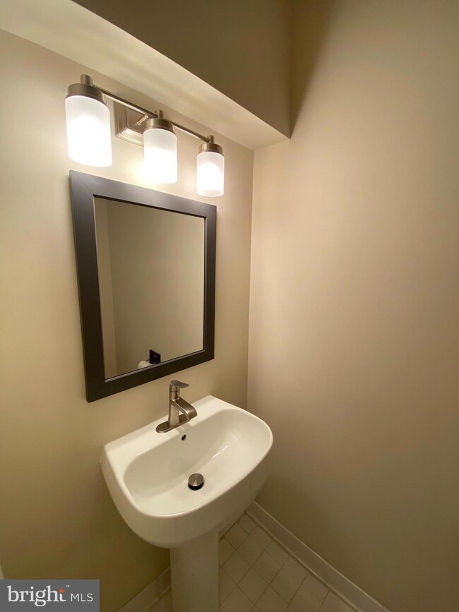 8938 Milford Haven Ct unit B, Lorton, VA 22079 - photo 5