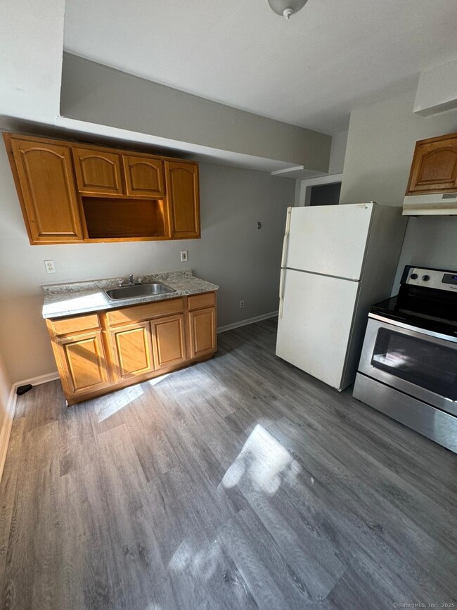 1071 Pembroke St unit 2E, Bridge Port, CT 06608 - photo 2