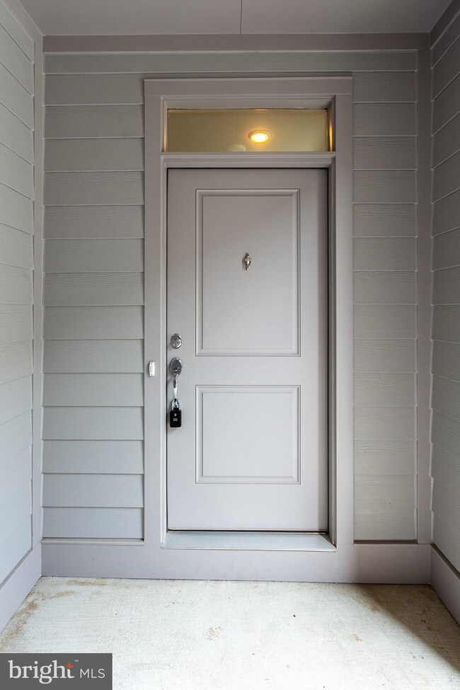 13325 Launders St, Herndon, VA 20171 - photo 4