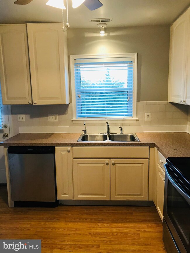 1009 Woods Place, Alexandria, VA 22302 - photo 2