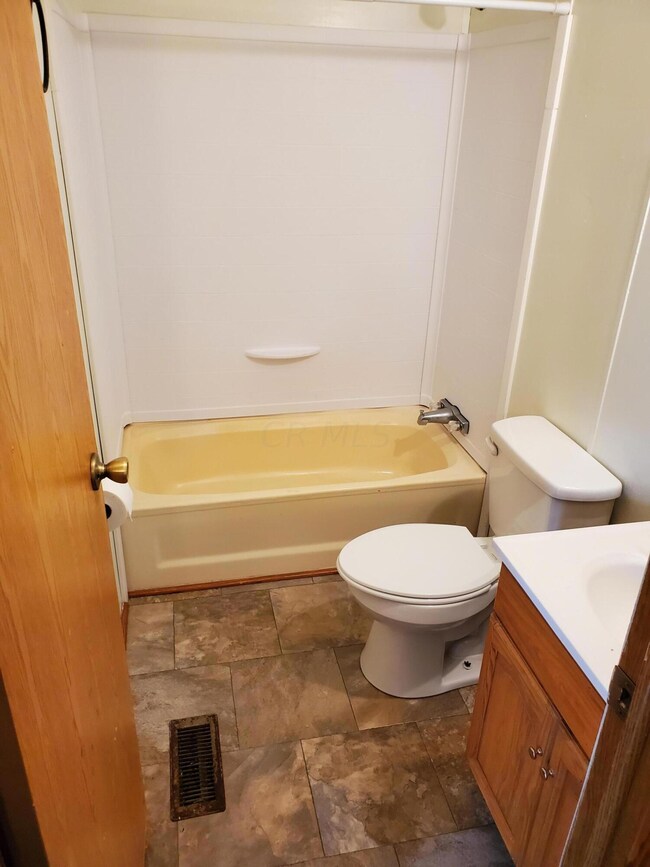 104 Stihl Ave, Circleville, OH 43113 - photo 5