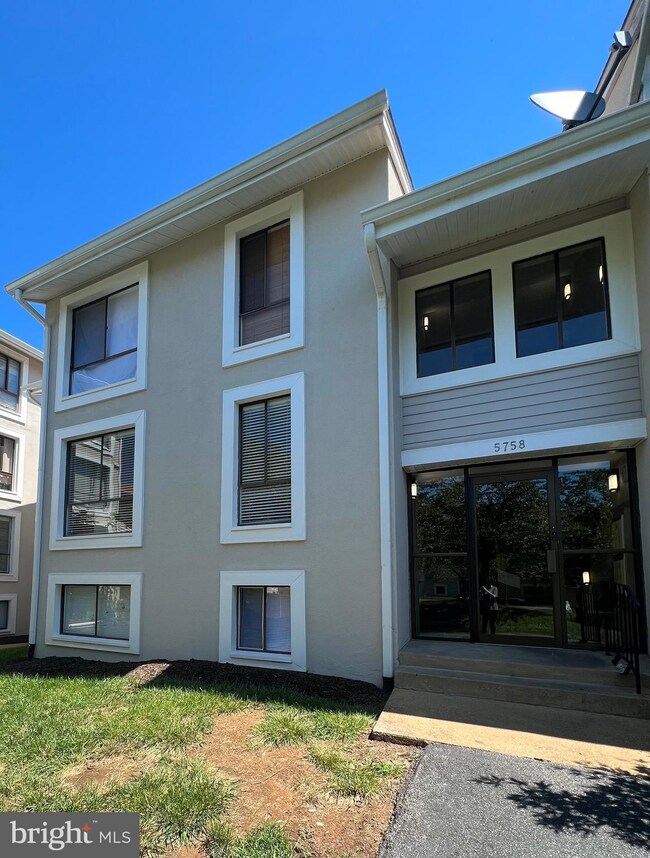 5758 Village Green Dr unit 5758A, Alexandria, VA 22309 - photo 2
