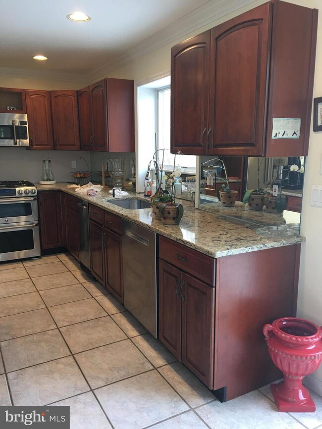 124 Taylors Mills Rd, Manalapan, NJ 07726 - photo 7