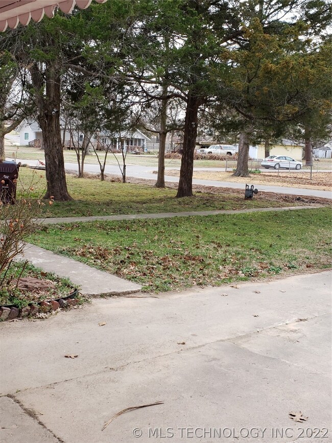 215 S 3rd St, Eufaula, OK 74432 - photo 3