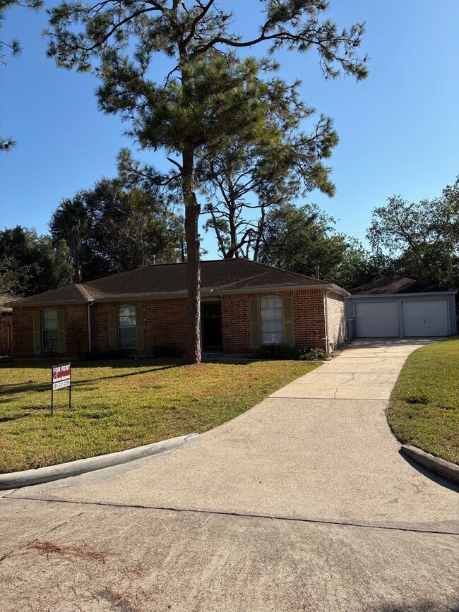 744 Dezso Dr, Alvin, TX 77511 - photo 2