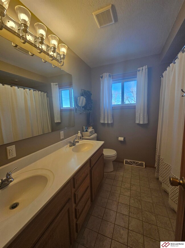 2216 Hillcrest St, Beatrice, NE 68310 - photo 5