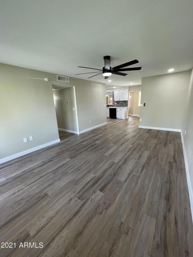 11005 W Santa fe Dr, Sun City, AZ 85351 - photo 5