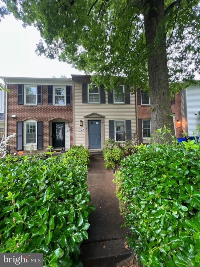 20531 Strath Haven Dr, Montgomery Village, MD 20886 - photo 2