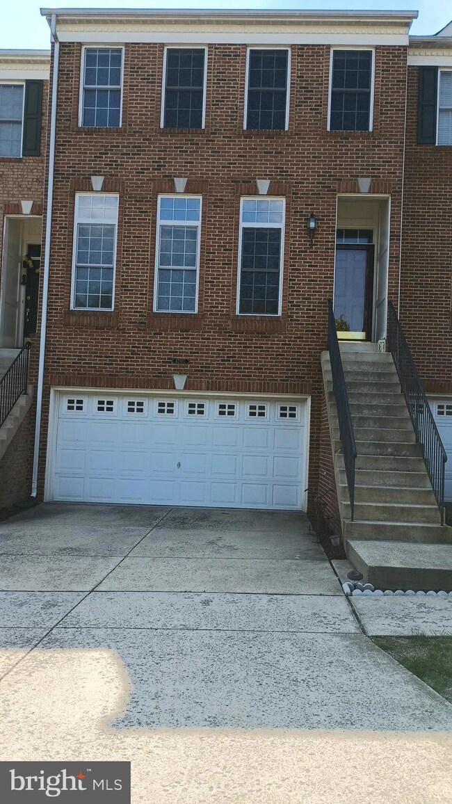 42927 Shelbourne Square, Chantilly, VA 20152 - photo 2