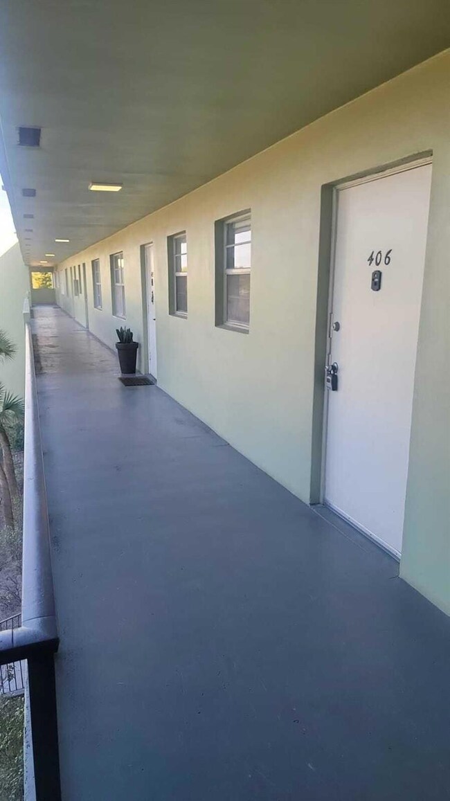 1638 Embassy Dr unit 406, West Palm Beach, FL 33401 - photo 3