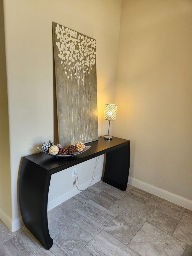 Welcoming entrance for guests and art niches throu