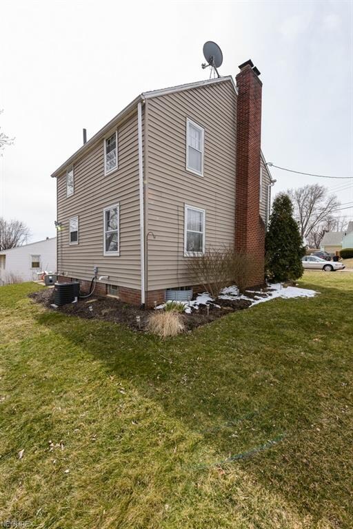 2422 Snyder Ave NE, Canton, OH 44714 - photo 2