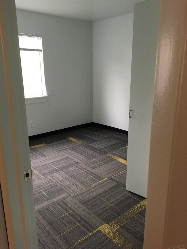 801 Princeton Blvd, Elkhart, IN 46516 - photo 2