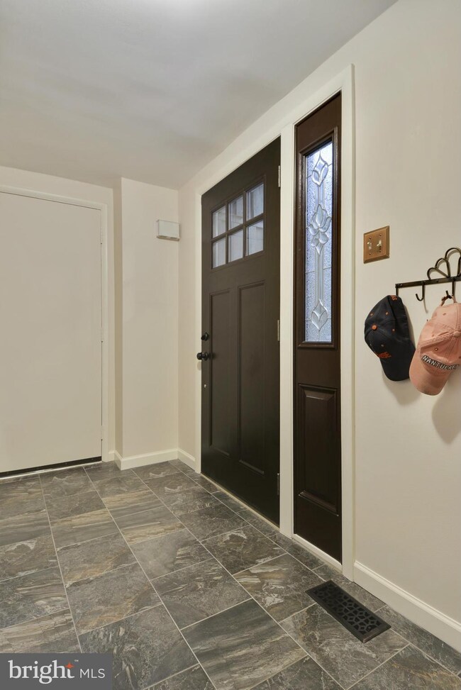 12619 Magna Carta Rd, Herndon, VA 20171 - photo 4