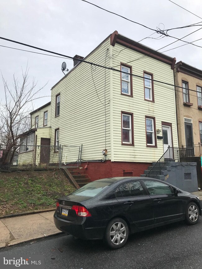 742 Saint Joseph St, Lancaster, PA 17603 - photo 2