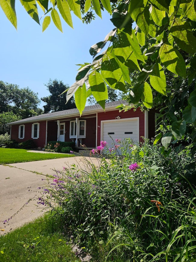 112 6th St NE, Oelwein, IA 50662 - photo 2