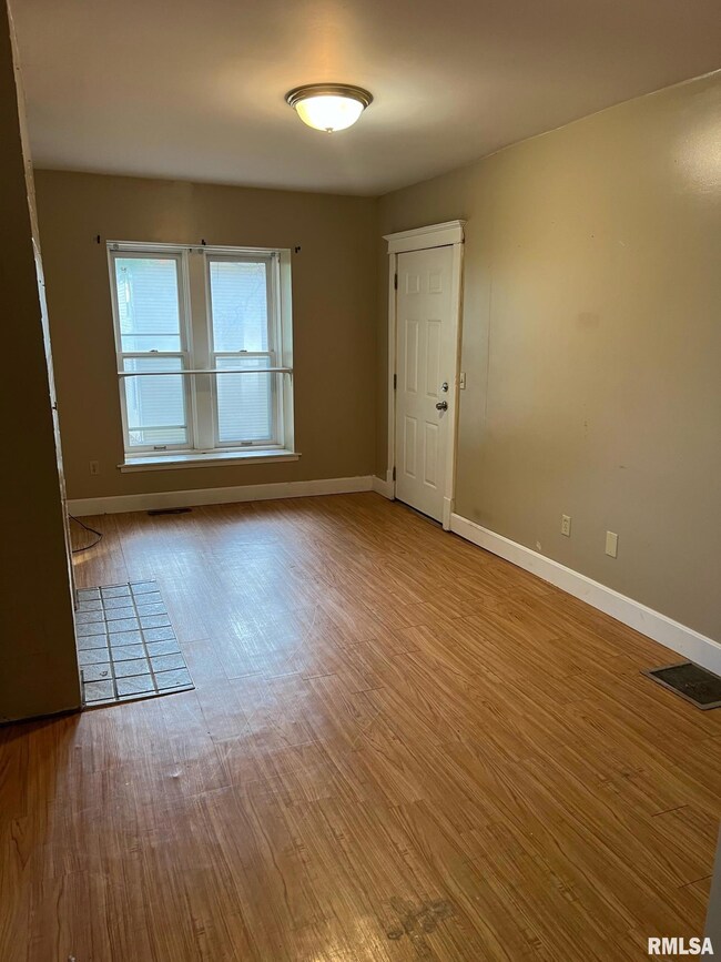 929 Bridge Ave, Davenport, IA 52803 - photo 3