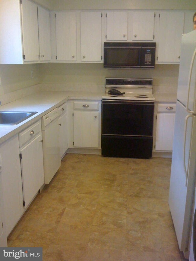 95B Leeds Ct W unit 4, Warrenton, VA 20186 - photo 2