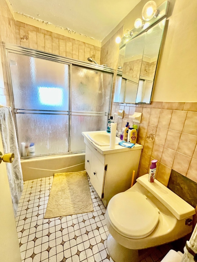 69-15 Cloverdale Blvd, Flushing, NY 11364 - photo 4