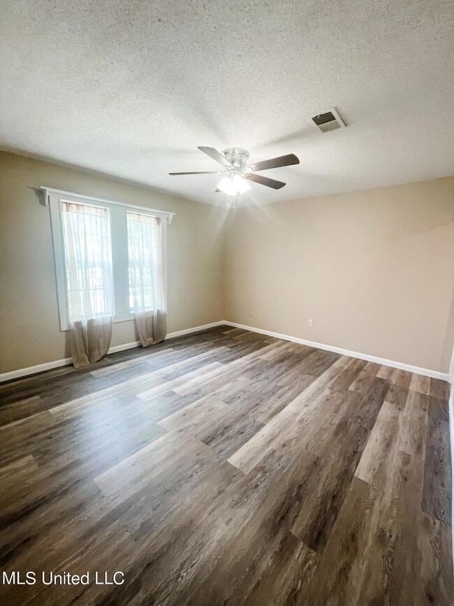 4010 Twin Oaks Ave, Pascagoula, MS 39581 - photo 5