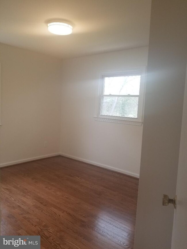 5400 Stratford Ln, Temple Hills, MD 20748 - photo 6