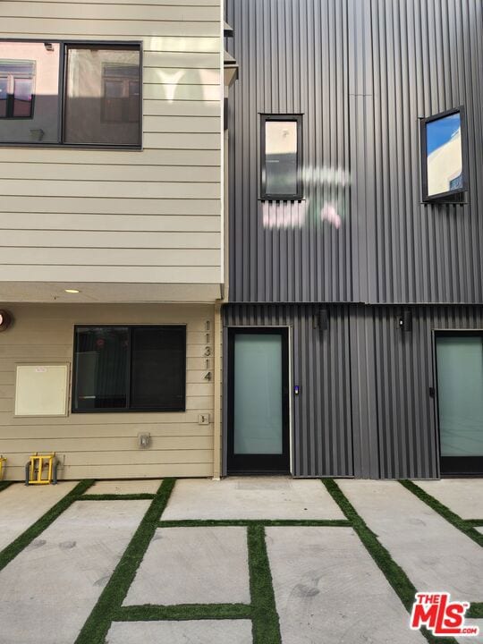 11314 W Raitt Ln, North Hollywood, CA 91606 - photo 3