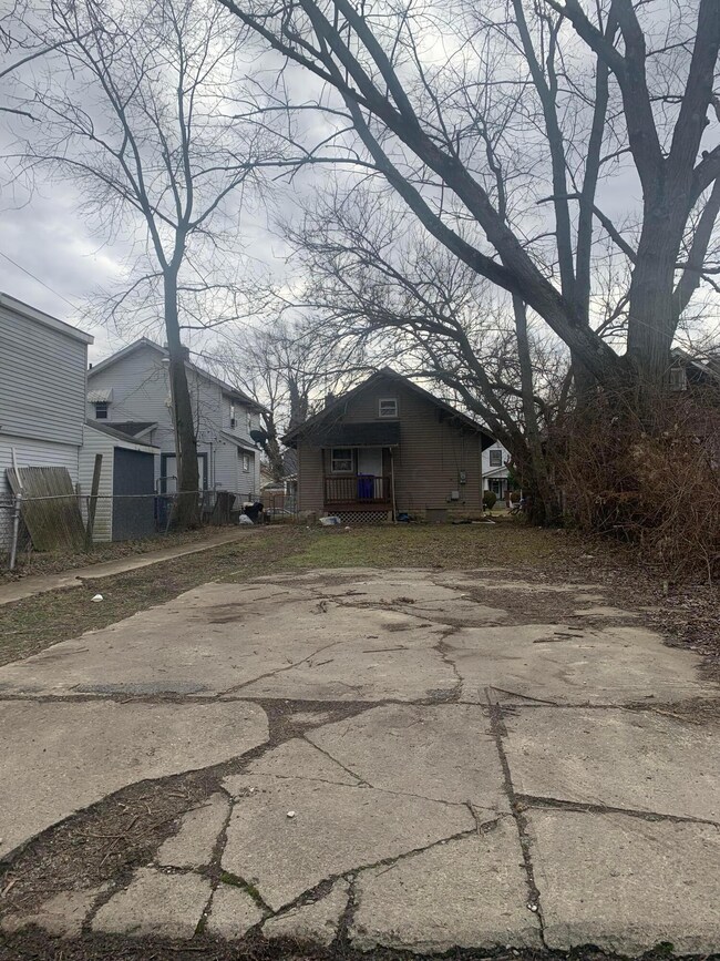 1372 Aberdeen Back