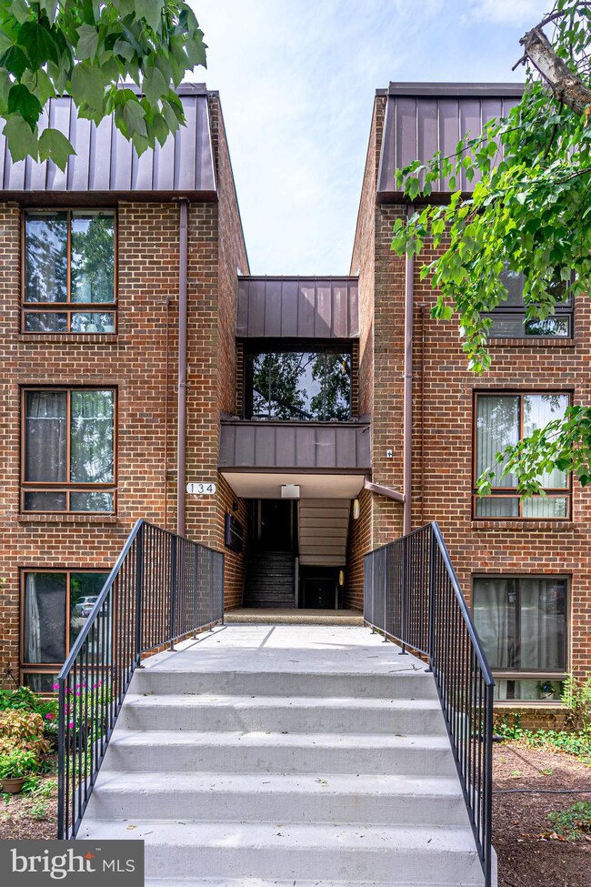 134 Roberts Ln unit 302, Alexandria, VA 22314 - photo 2