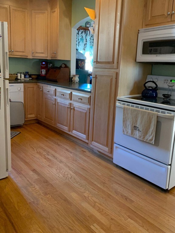 338 W Central St unit 338, Franklin, MA 02038 - photo 2