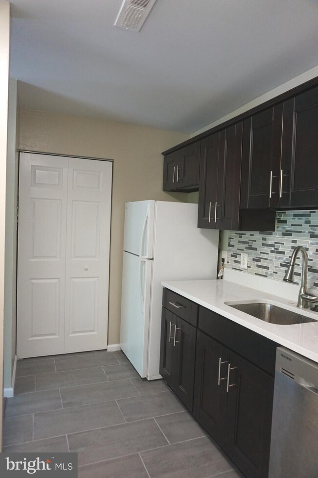 521 N Armistead St unit 203, Alexandria, VA 22312 - photo 3