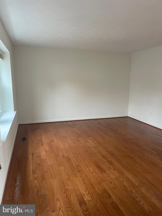 19033 Partridge Wood Dr, Germantown, MD 20874 - photo 3