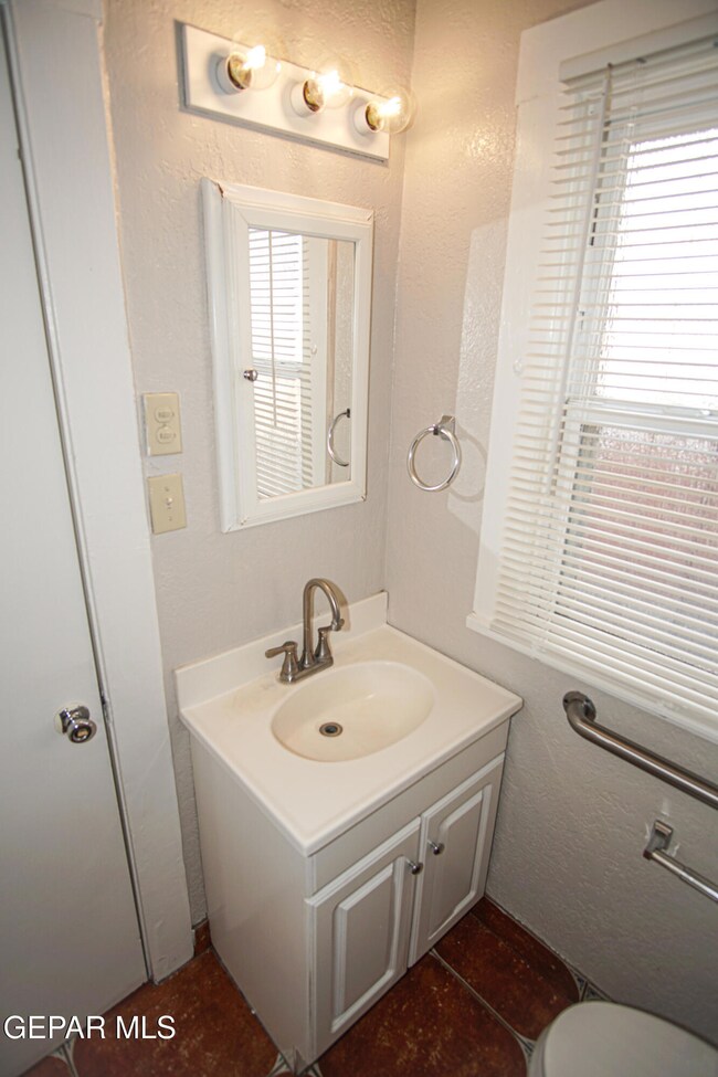 2818 Frankfort Ave, El Paso, TX 79930 - photo 7