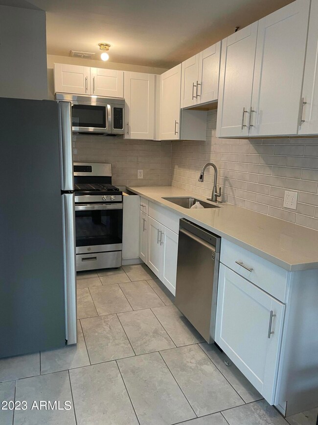 2242 N 29th Place unit 2, Phoenix, AZ 85008 - photo 4