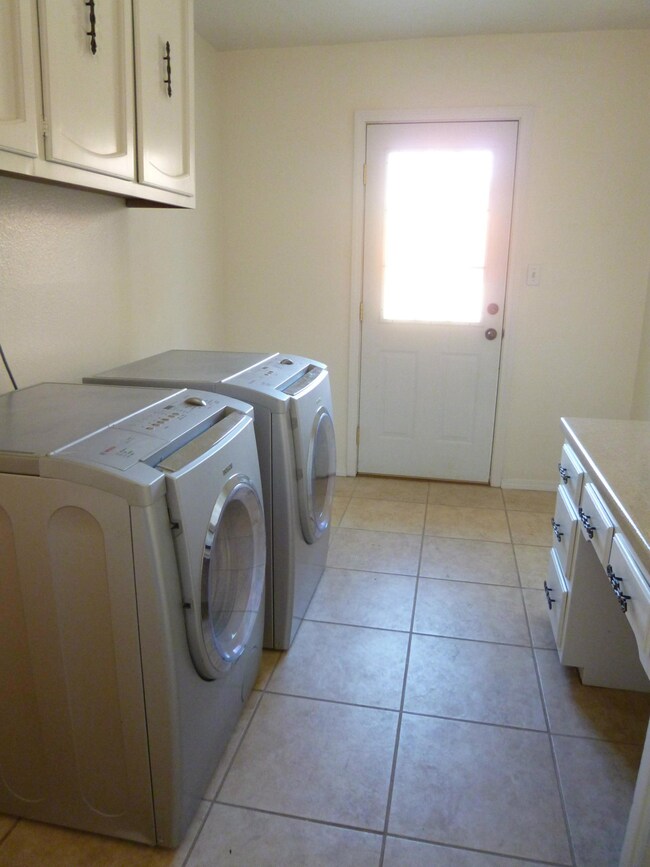 6609 Hensch Ave NE, Albuquerque, NM 87109 - photo 5