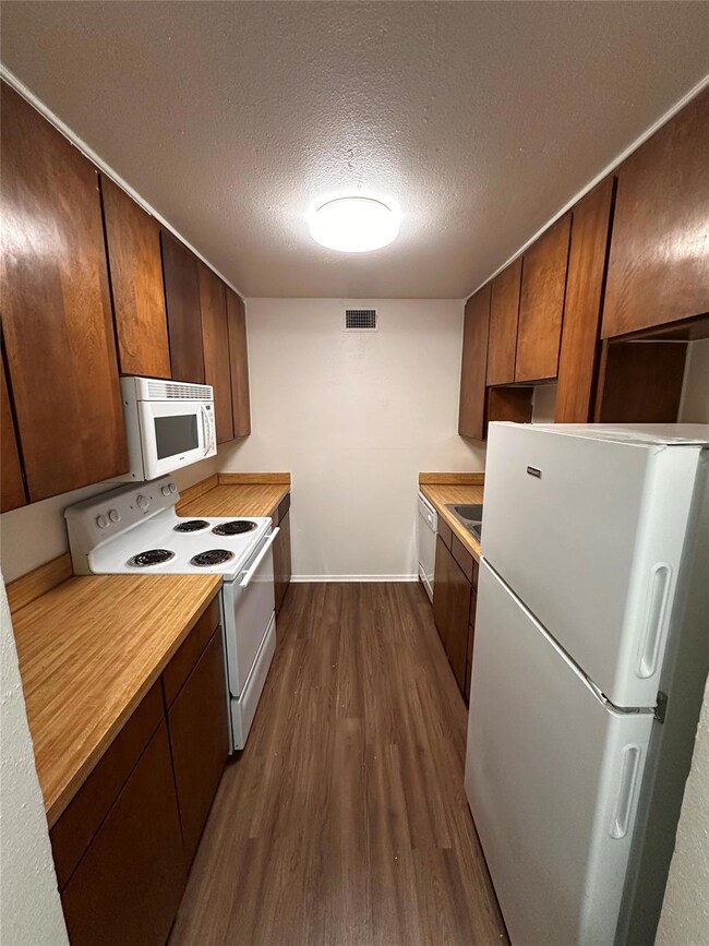 Kitchen with visible vents, light countertops, whi