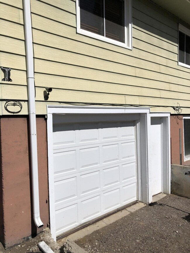 REAR DRIVE UNDER GARAGE & SHOP
