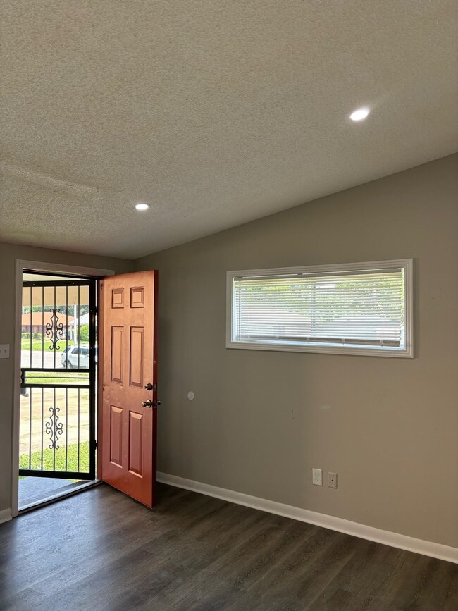 Foyer entrance featuring a textured ceiling and da
