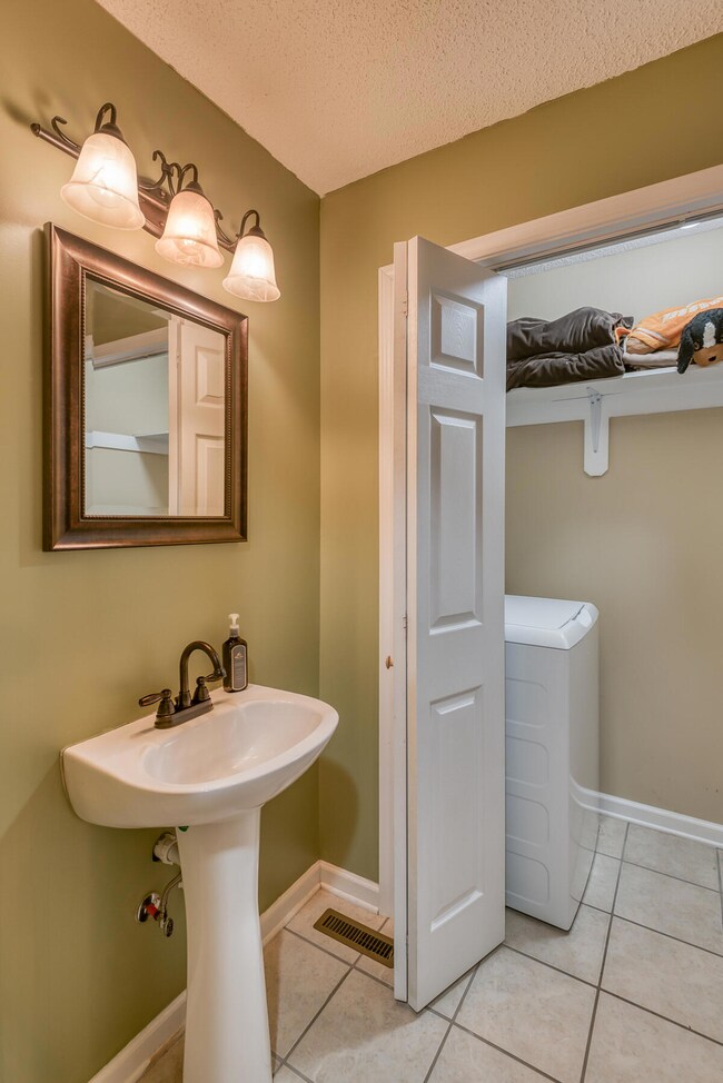 225 Amanda Ln Unit 5 6
