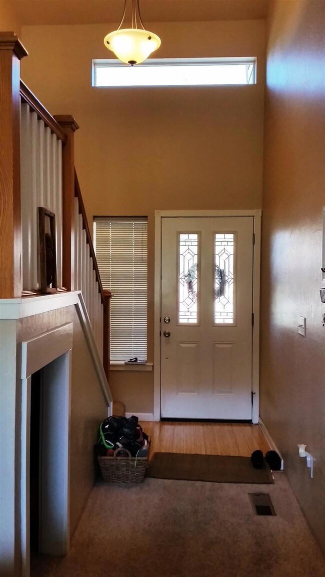 2555 Mistletoe Ct, Central Point, OR 97502 - photo 2