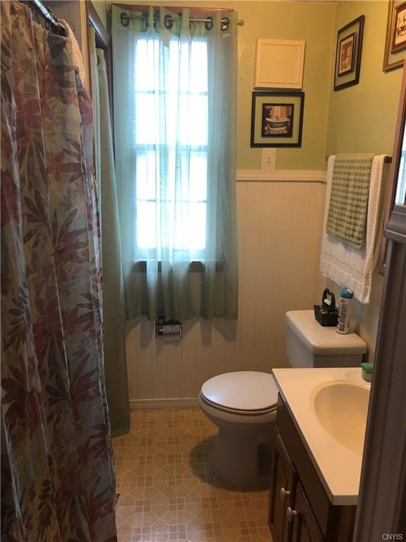 LOWER UNIT - full bath