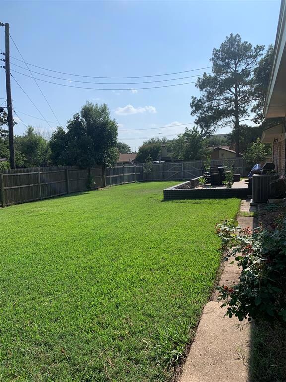 1037 Inwood Dr, Hurst, TX 76053 - photo 6