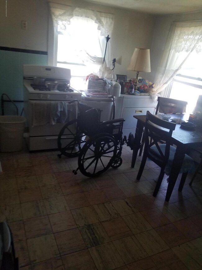 342 W Spruce St, Hazleton, PA 18201 - photo 3