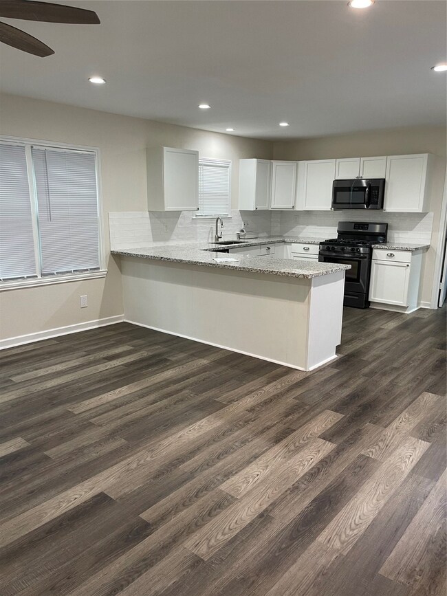 917 W Sealy St, Alvin, TX 77511 - photo 3